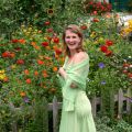 18_Maja vor dem Blumenmeer