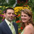 20_Hochzeitspaar vor dem Blumenmeer